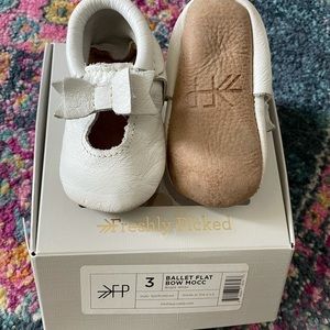 Freshly Picked Ballet Flat Bow Mocc sz 3 white